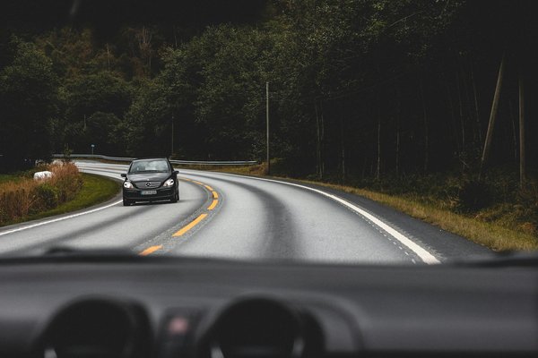 Welche Faktoren beeinflussen die StabilitÃ¤t eines Fahrzeugs bei hoher Geschwindigkeit?
